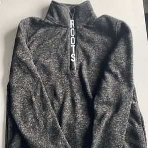Women’s Size Medium Roots pullover sweater in charchol grey.